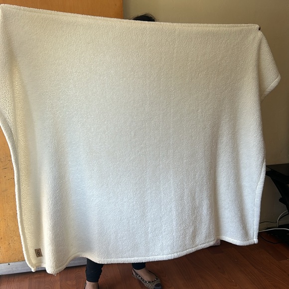 UGG Cream Plush Throw Blanket - Picture 4 of 8